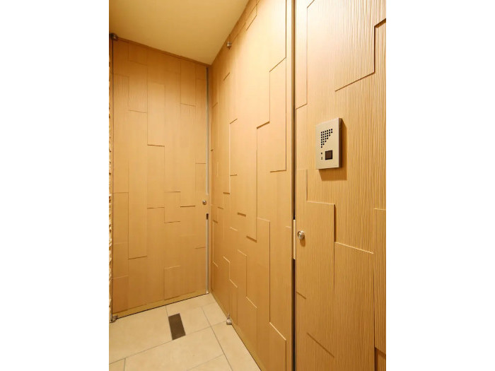 建具・建具枠・木製ドアは内装制限の対象になるのか|防火区画との関連性